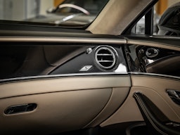 harmaa Bentley Flying Spur 2024 kuva 15.