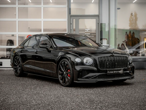 Bentley Flying Spur Azure V8 Hybrid 680hv MY26, Akrapovic-putkisto, Hiilikuitupaketti, Naim For Bentley, Touring-paketti