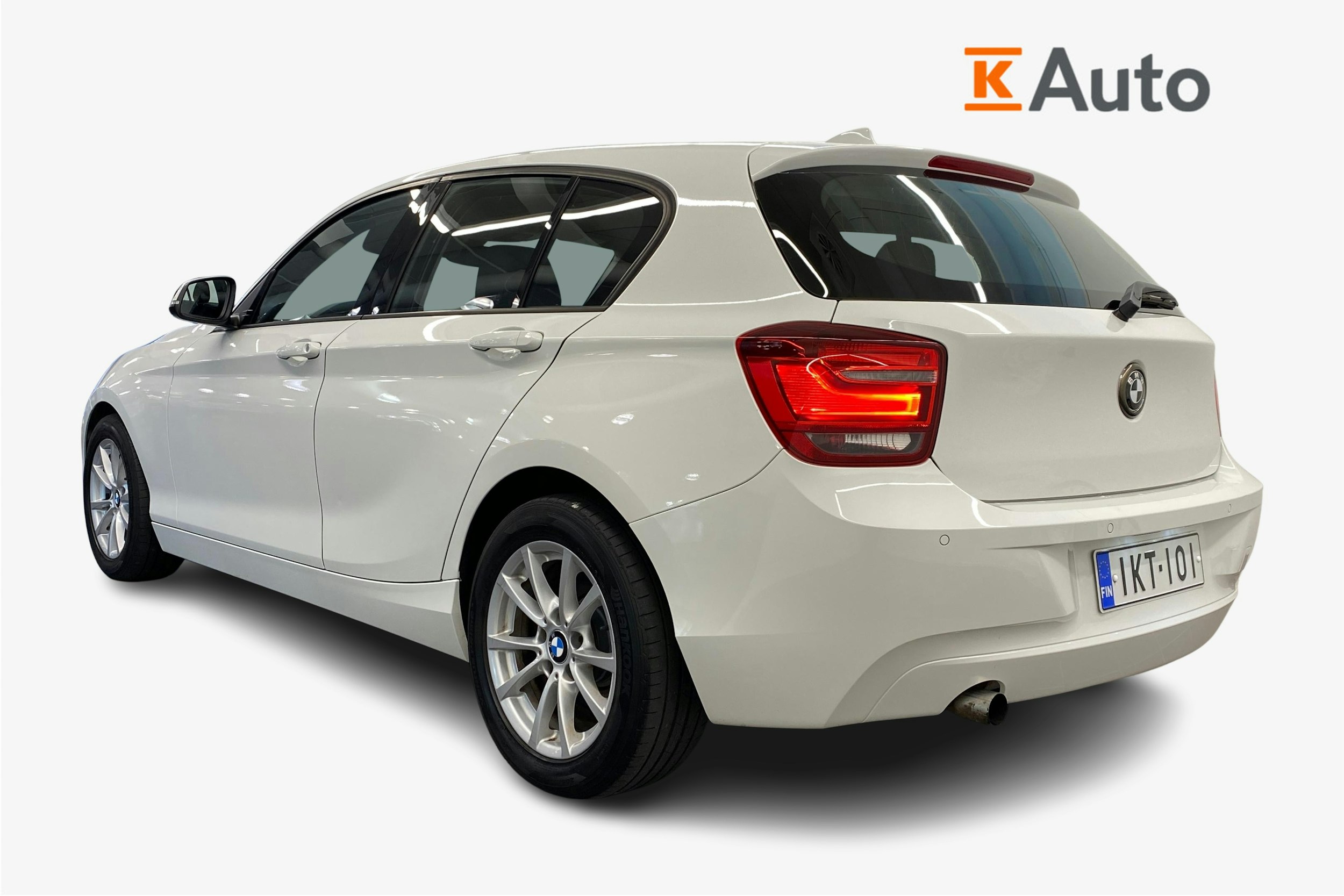 valkoinen BMW 114 2013 kuva 2.