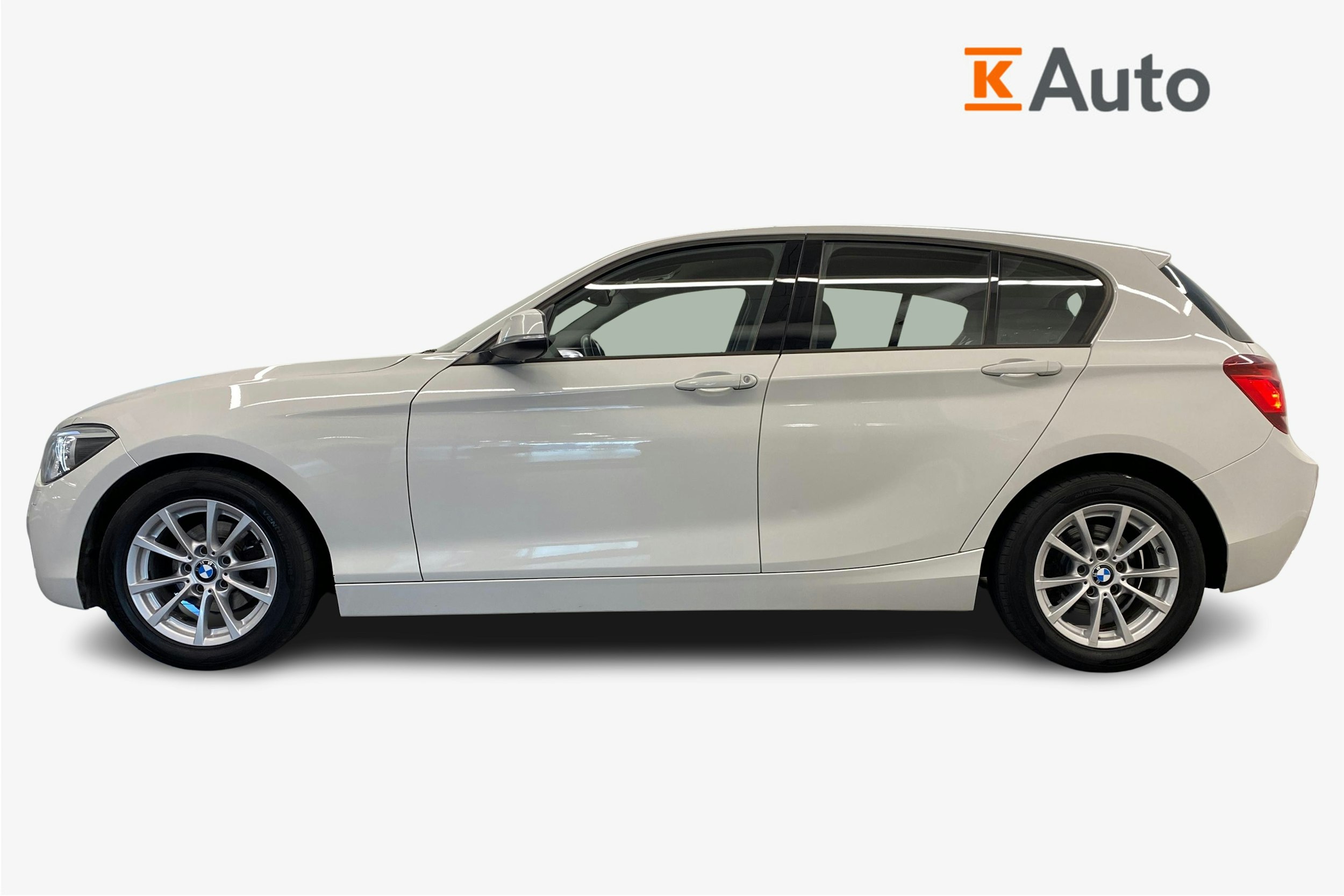 valkoinen BMW 114 2013 kuva 6.