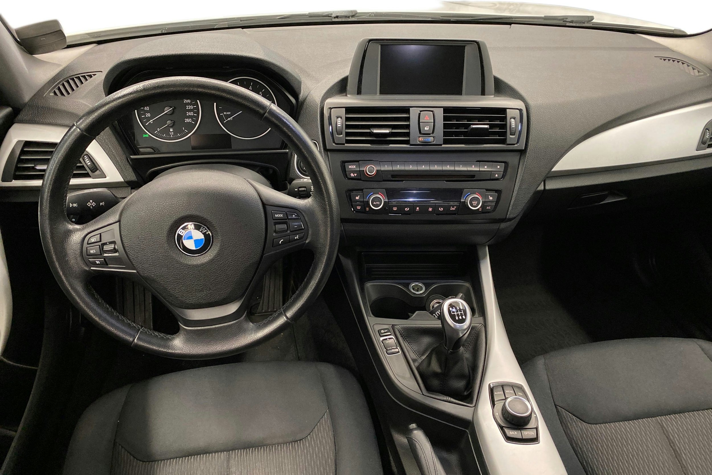 valkoinen BMW 114 2013 kuva 9.
