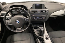 valkoinen BMW 114 2013 kuva 9.