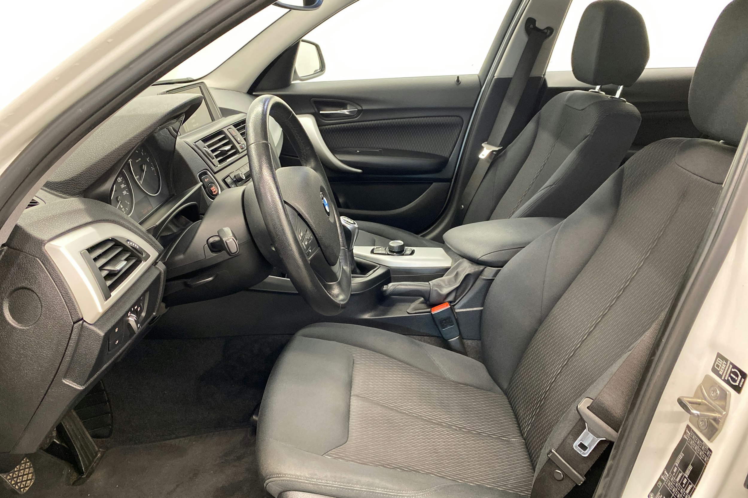 valkoinen BMW 114 2013 kuva 24.