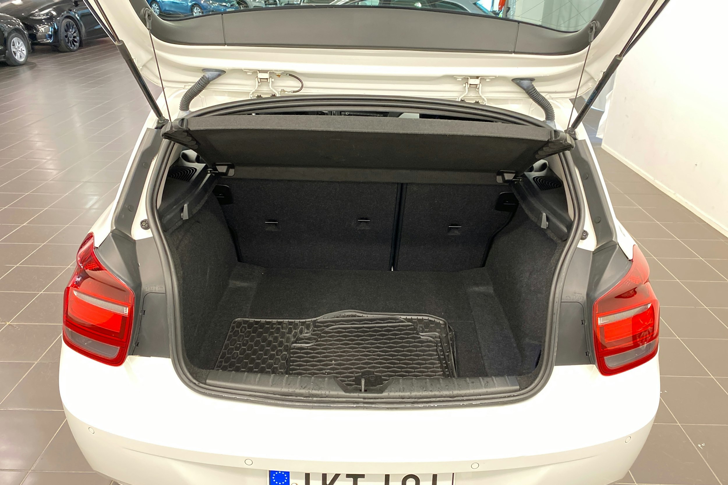 valkoinen BMW 114 2013 kuva 26.