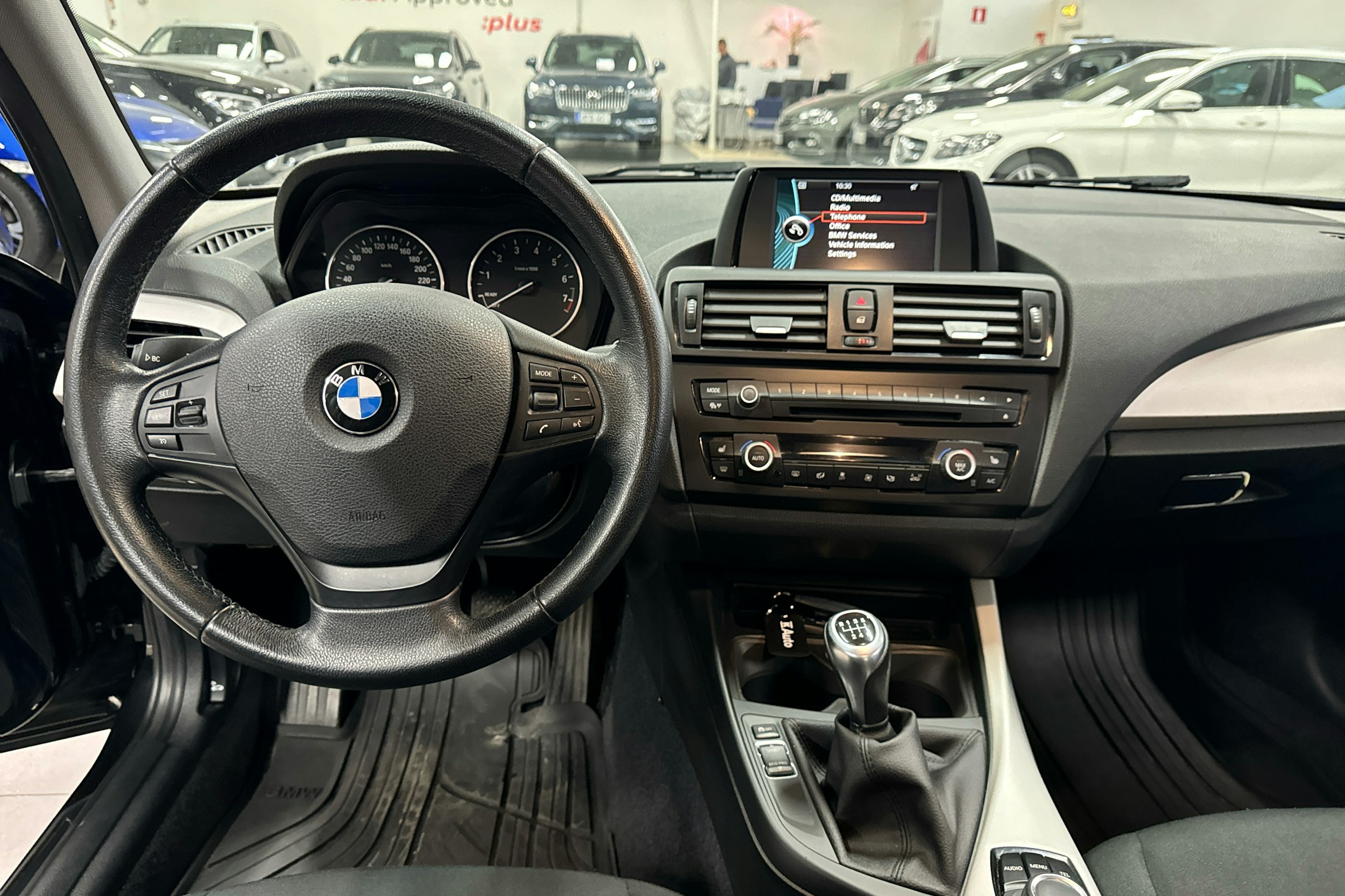 musta BMW 114 2014 kuva 7.