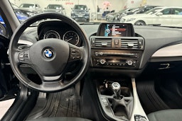 musta BMW 114 2014 kuva 7.