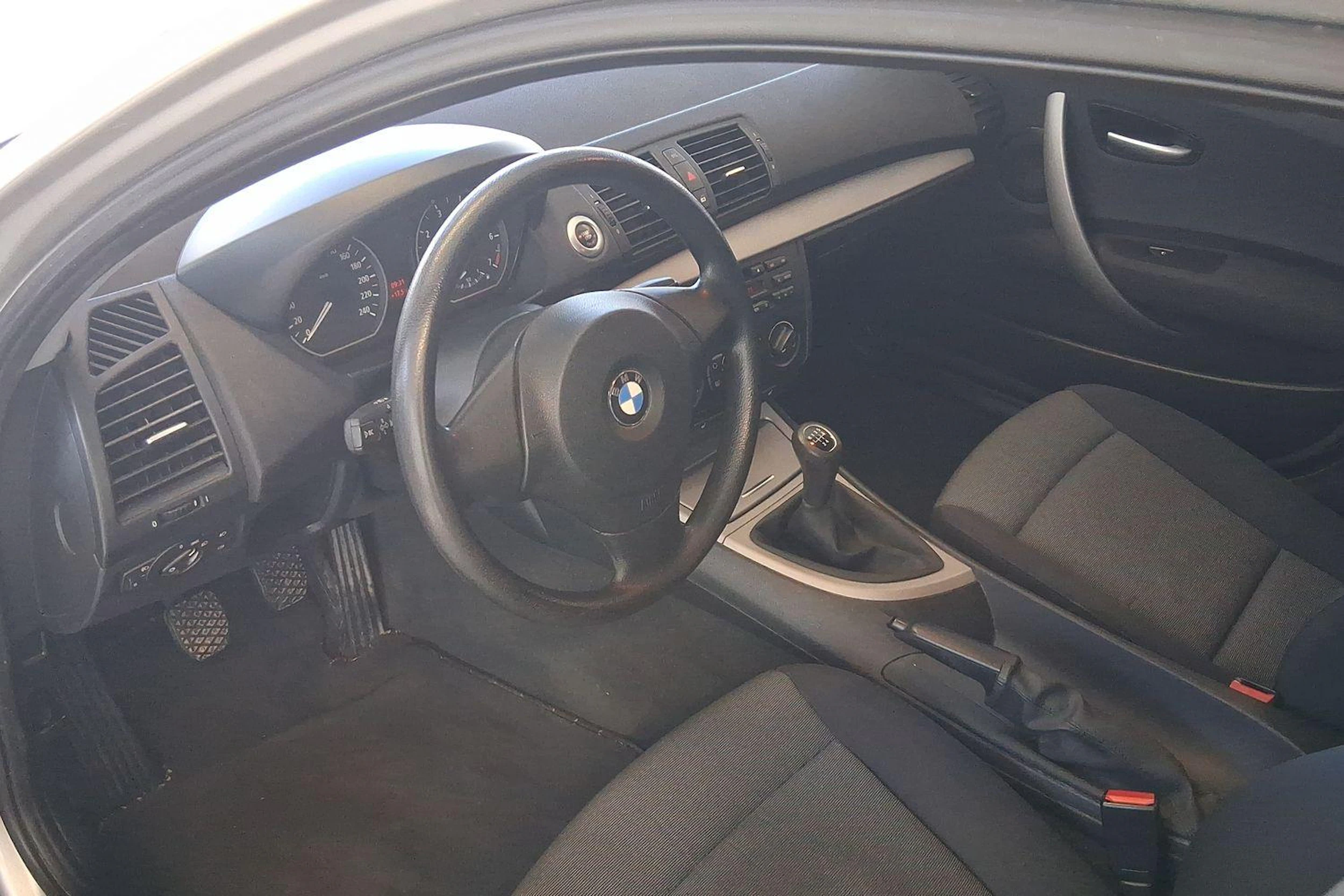hopea BMW 116 2006 kuva 6.