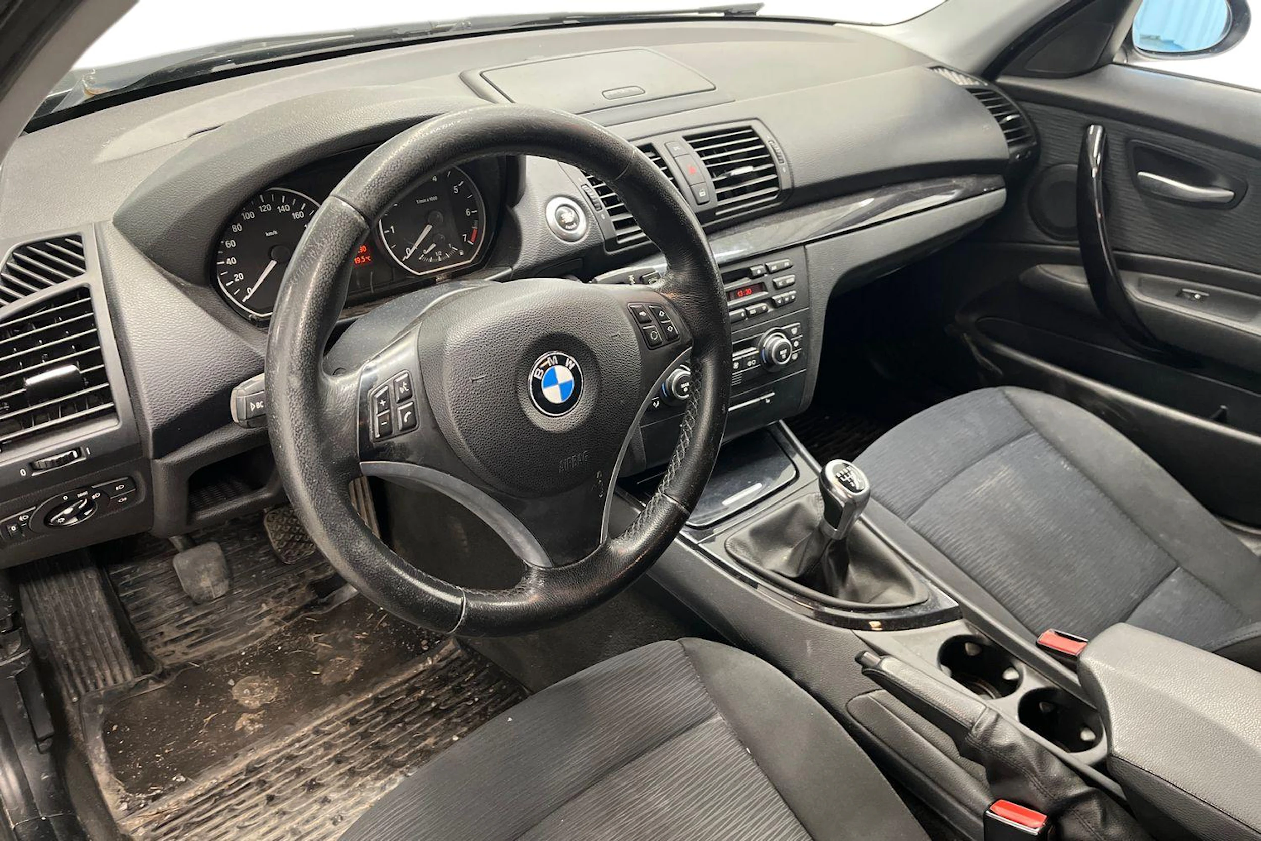 Musta BMW 116 2007 kuva 6.