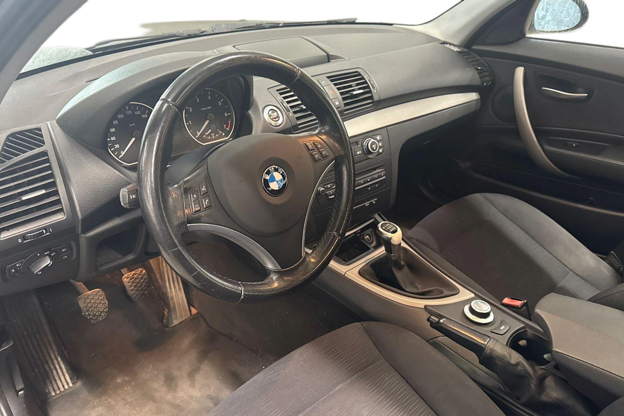 musta BMW 116 2007 kuva 3.