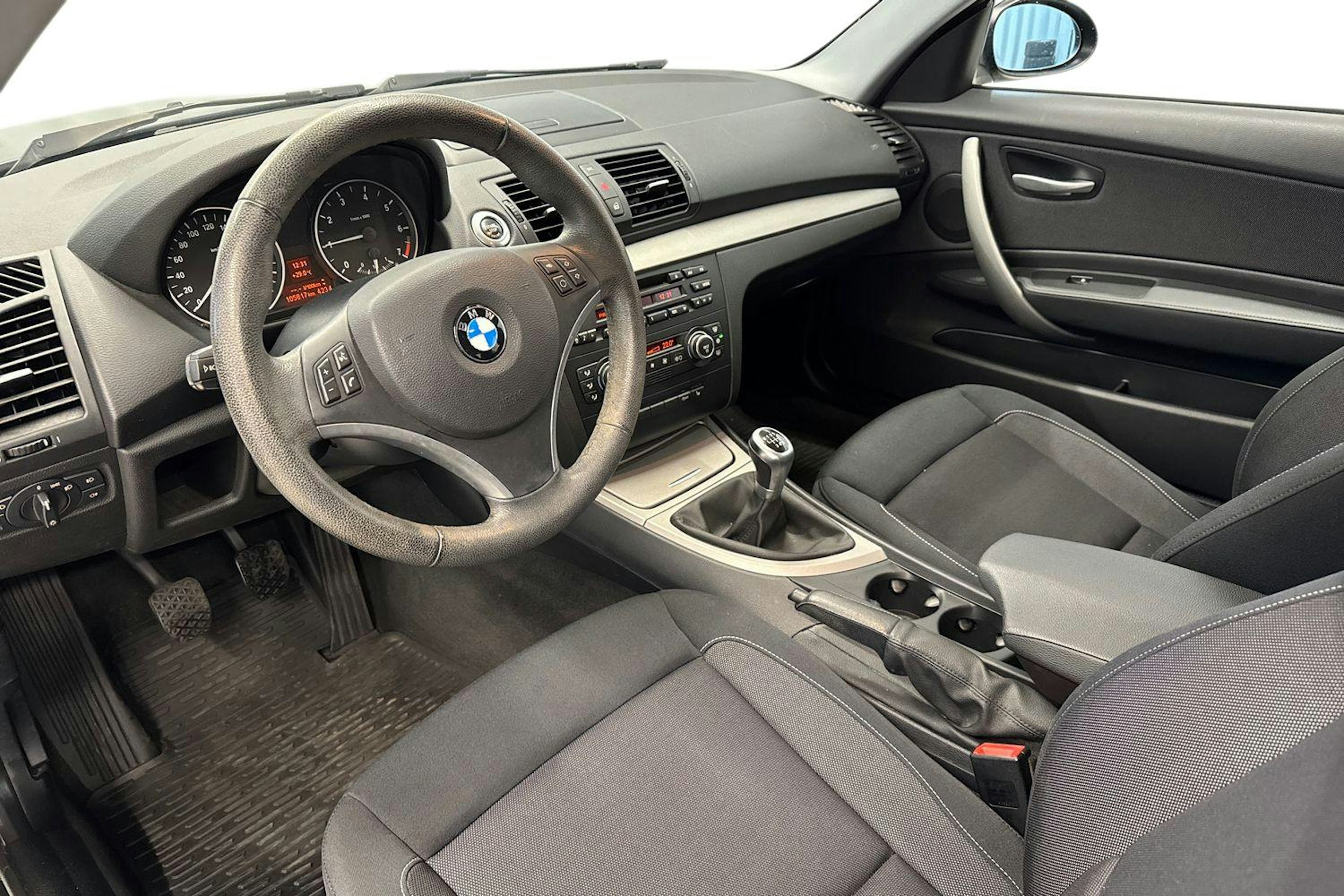 musta BMW 116 2009 kuva 7.