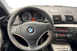 musta BMW 116 2009 kuva 9.