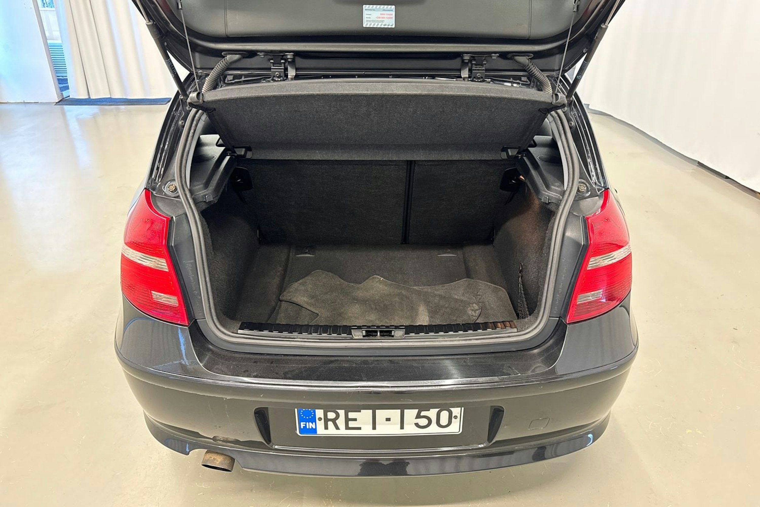 musta BMW 116 2009 kuva 15.
