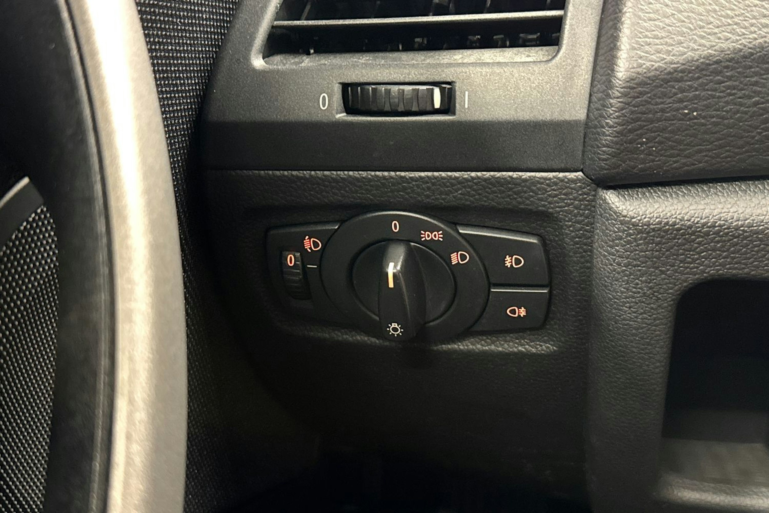 musta BMW 116 2009 kuva 19.