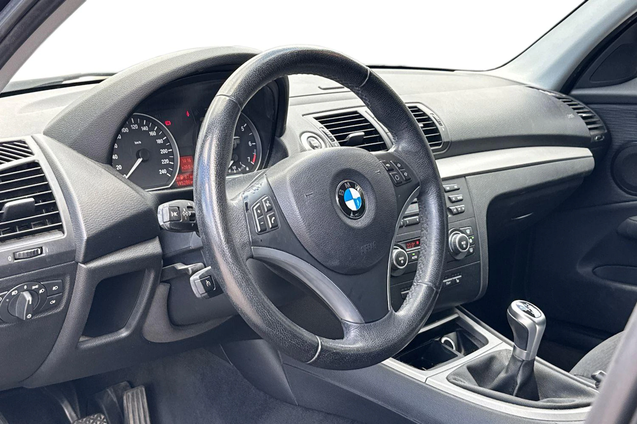 musta BMW 116 2009 kuva 3.