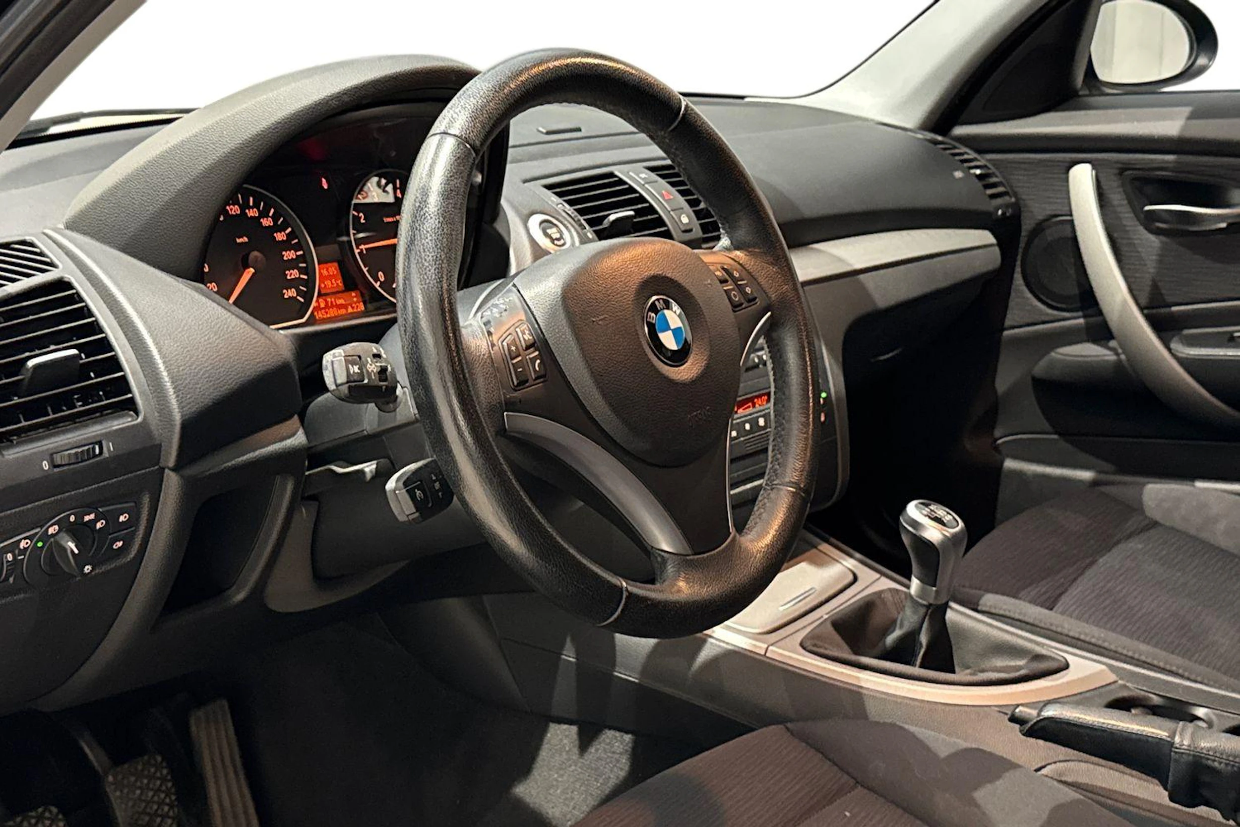 musta BMW 116 2009 kuva 6.