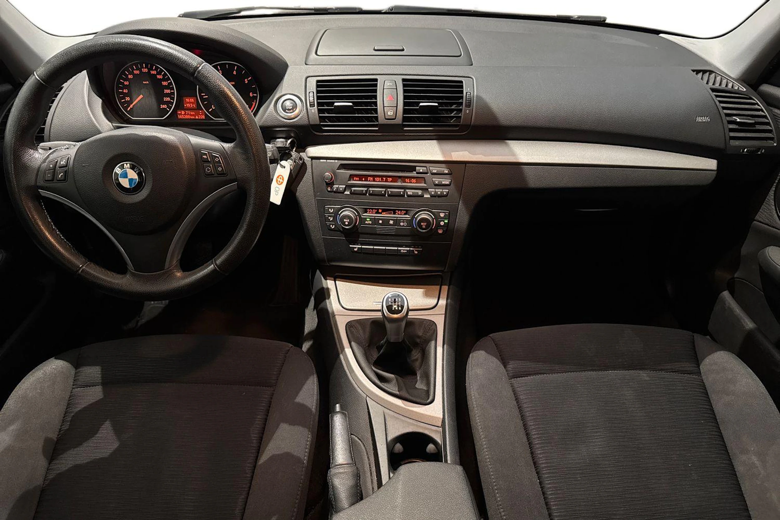 musta BMW 116 2009 kuva 7.