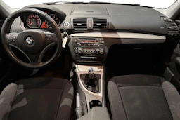 musta BMW 116 2009 kuva 7.