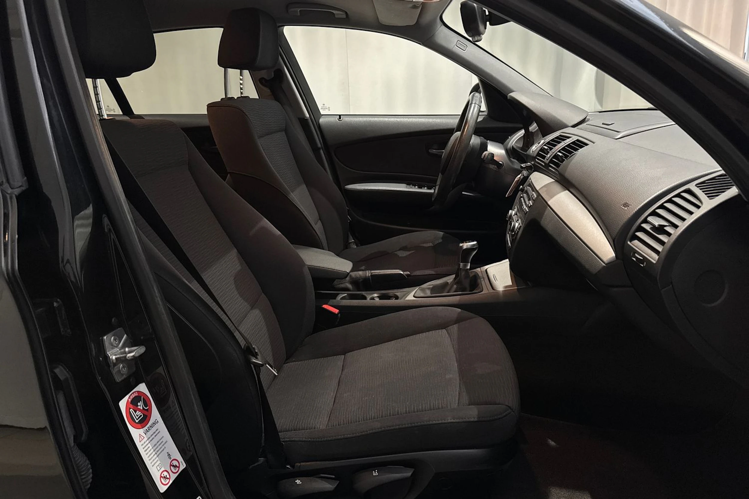 musta BMW 116 2009 kuva 13.