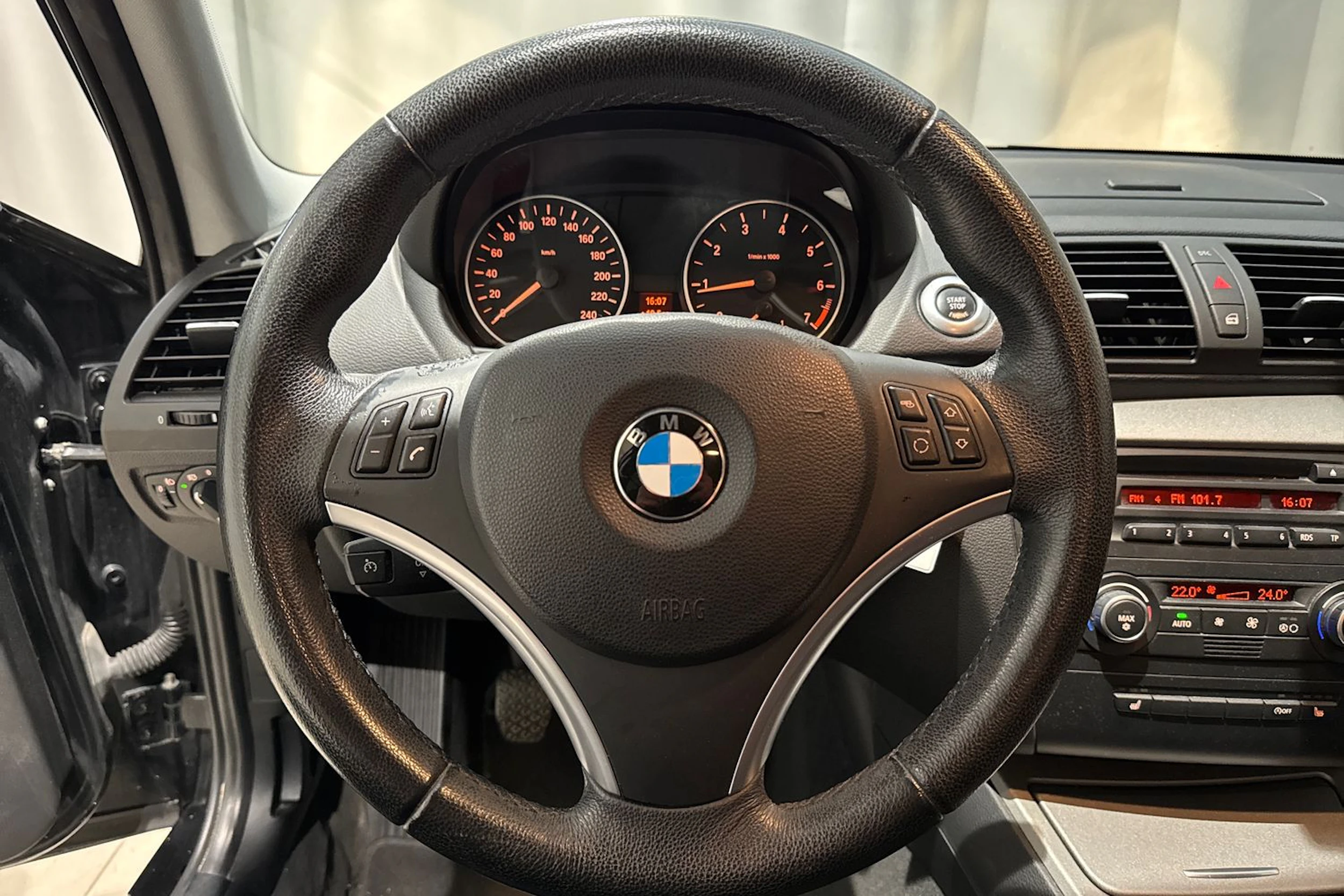 musta BMW 116 2009 kuva 14.
