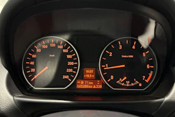 musta BMW 116 2009 kuva 16.
