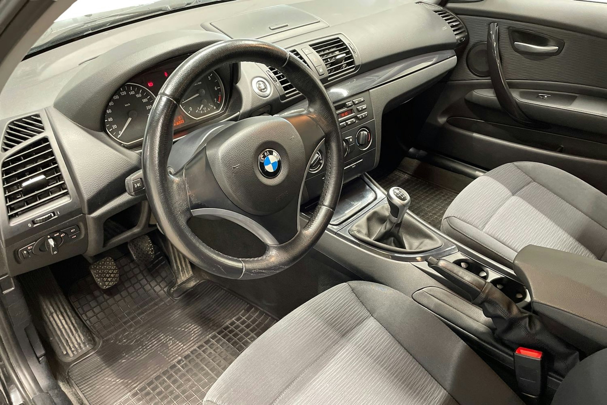 musta BMW 116 2010 kuva 7.
