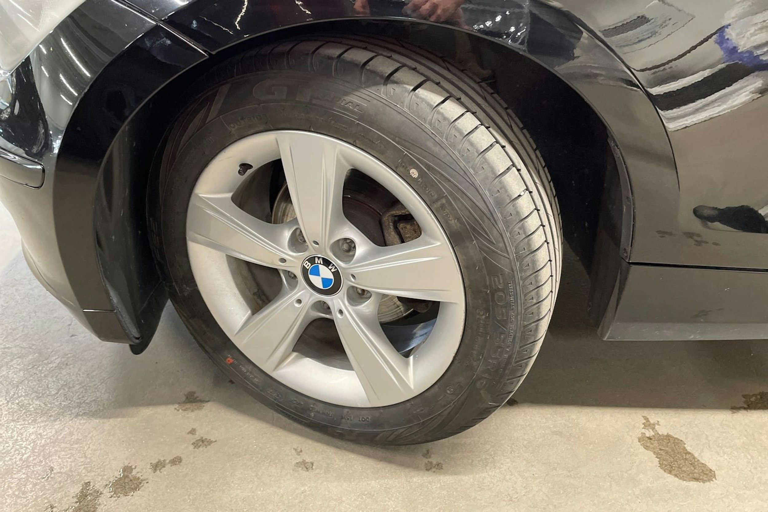 musta BMW 116 2010 kuva 13.