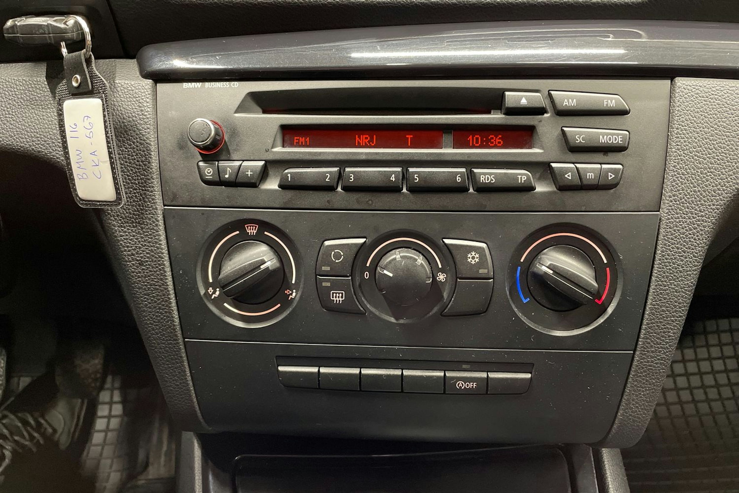 musta BMW 116 2010 kuva 16.