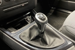 musta BMW 116 2010 kuva 17.
