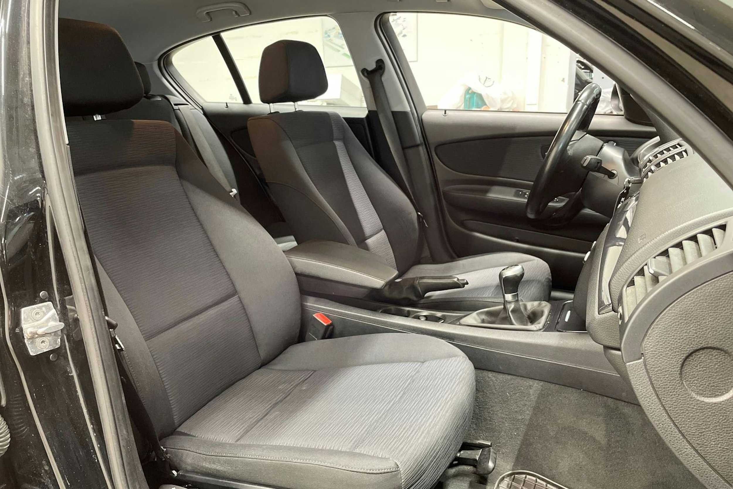 musta BMW 116 2010 kuva 21.