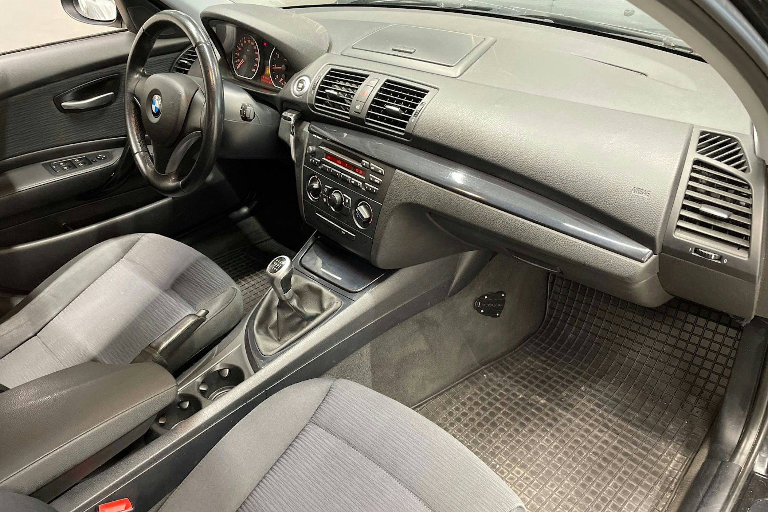 musta BMW 116 2010 kuva 22.