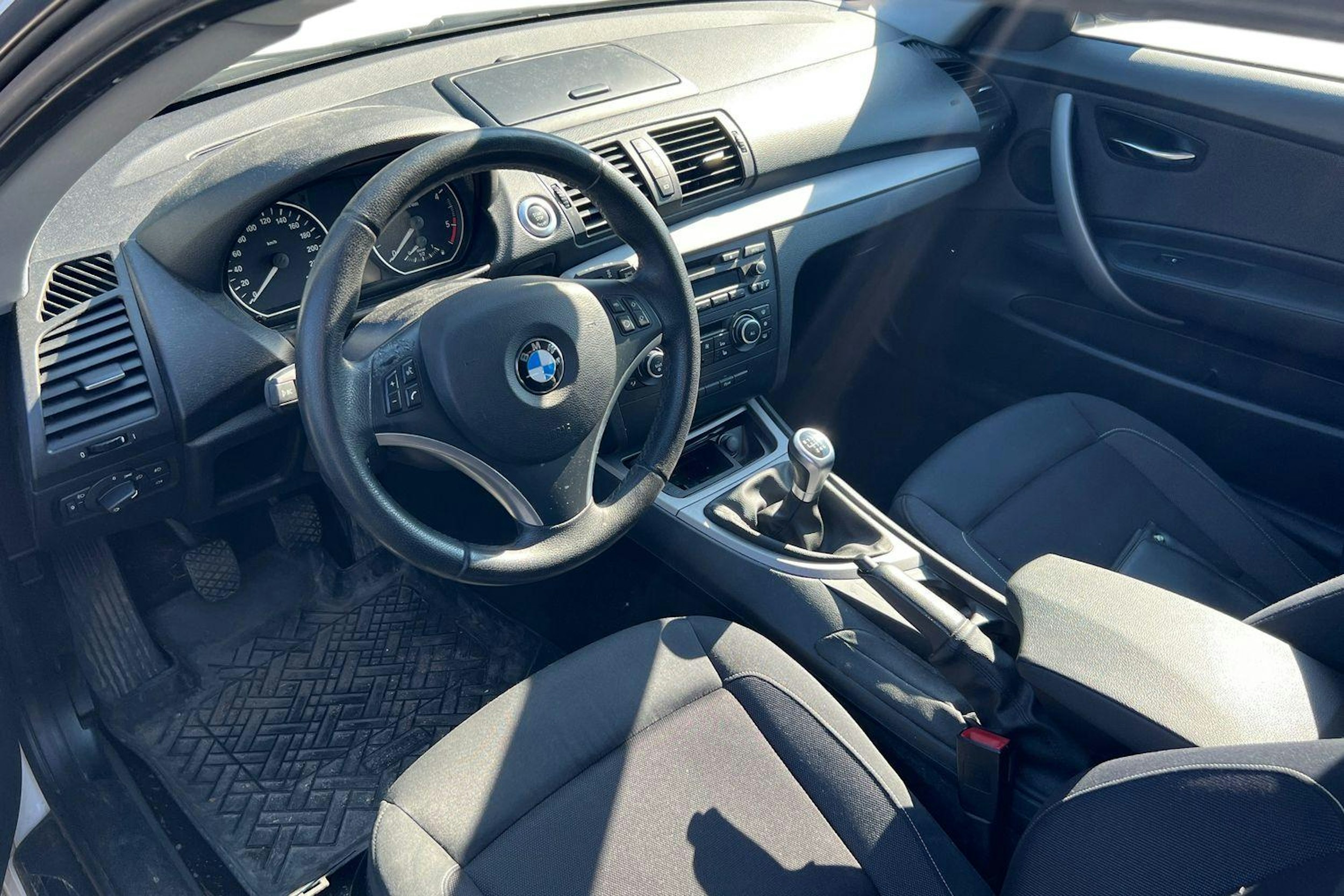 valkoinen BMW 116 2010 kuva 3.