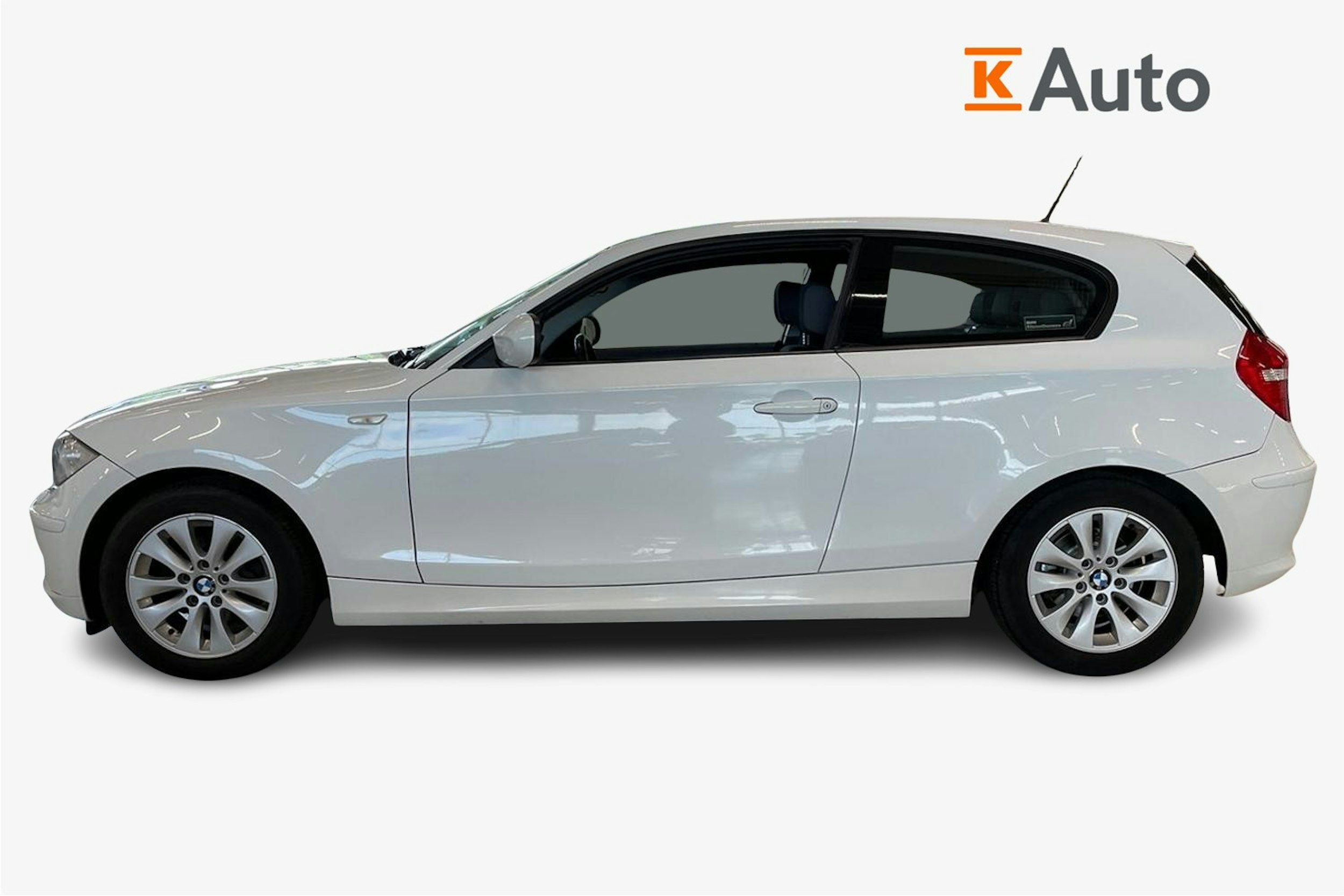 valkoinen BMW 116 2010 kuva 6.