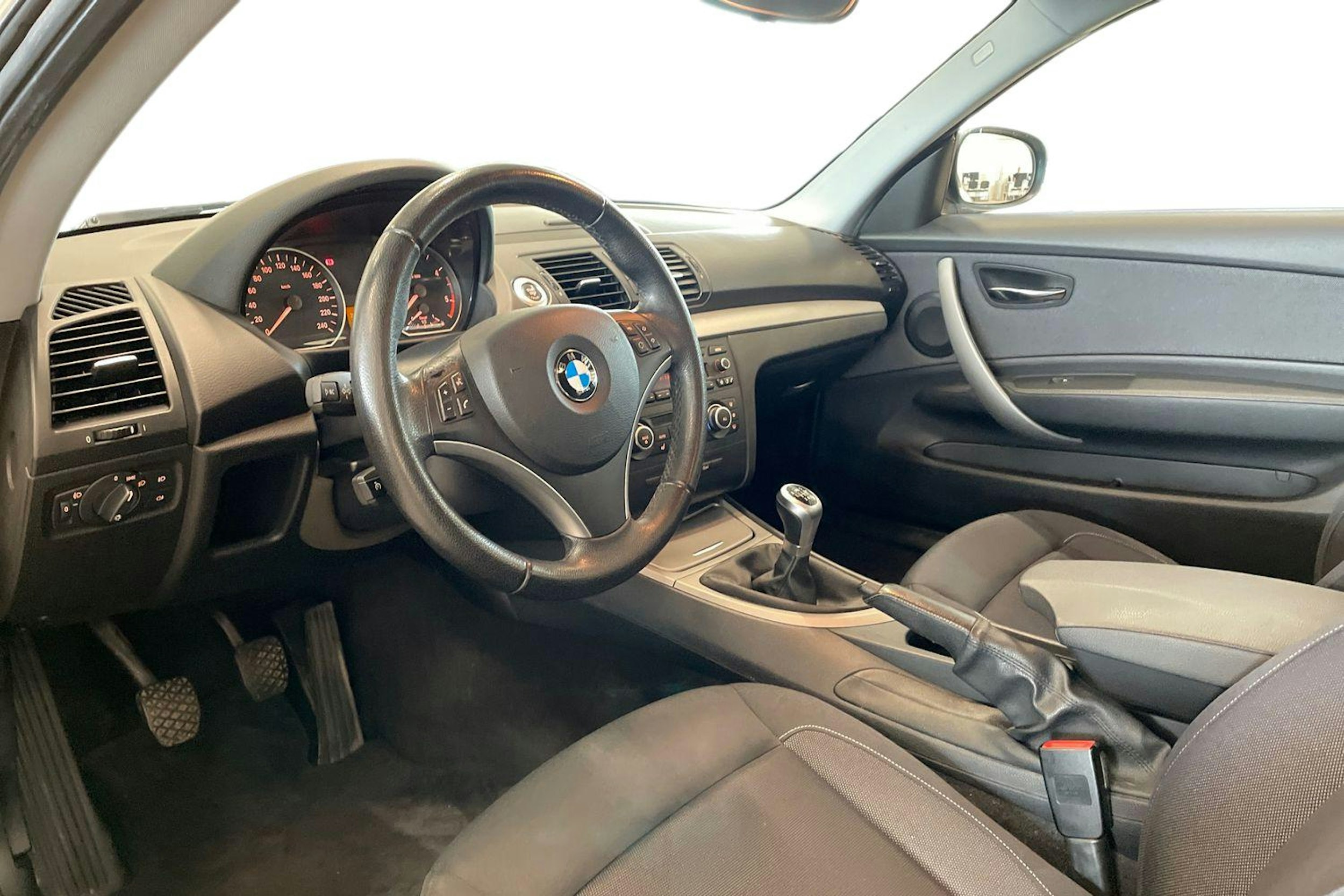 valkoinen BMW 116 2010 kuva 7.
