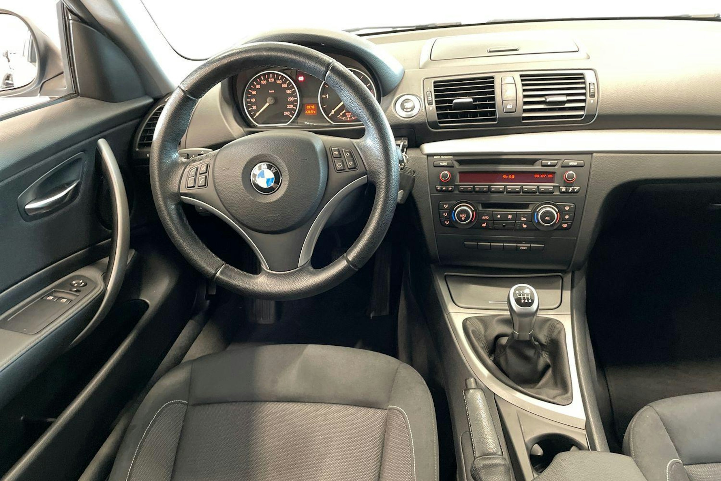 valkoinen BMW 116 2010 kuva 9.