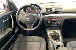 valkoinen BMW 116 2010 kuva 9.