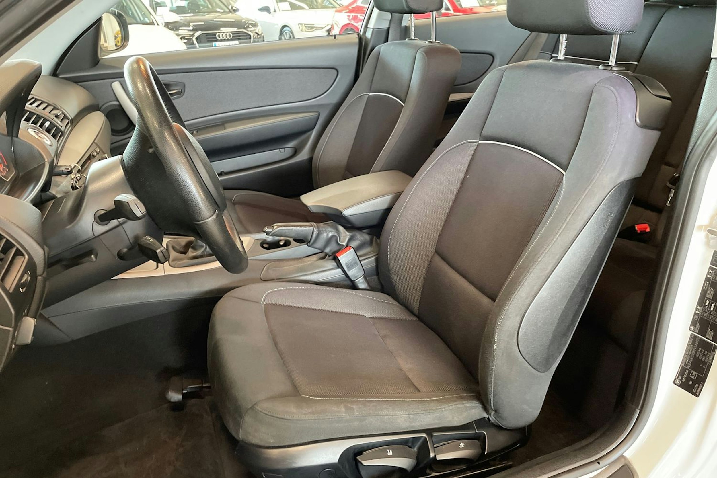 valkoinen BMW 116 2010 kuva 14.