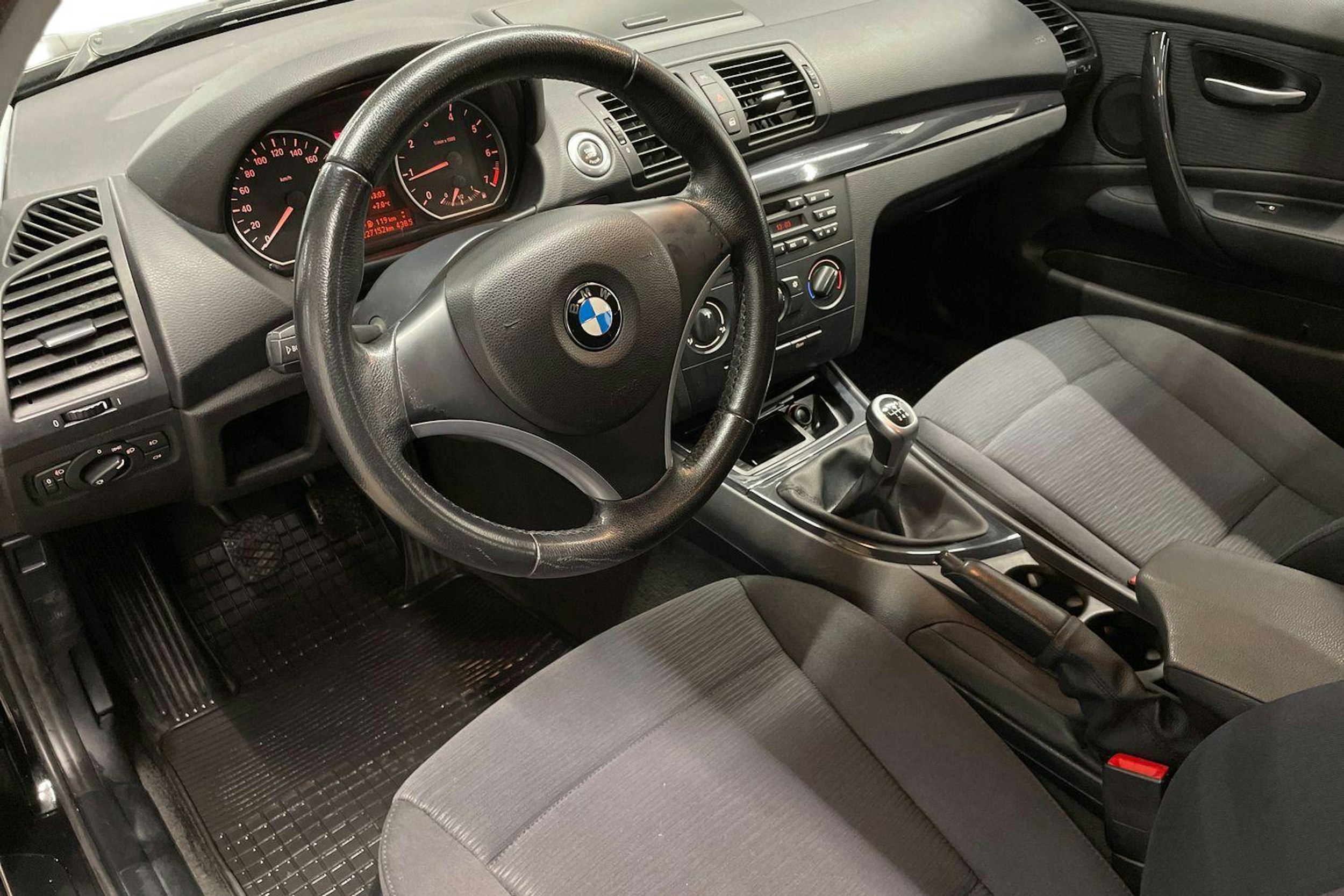 musta BMW 116 2011 kuva 7.