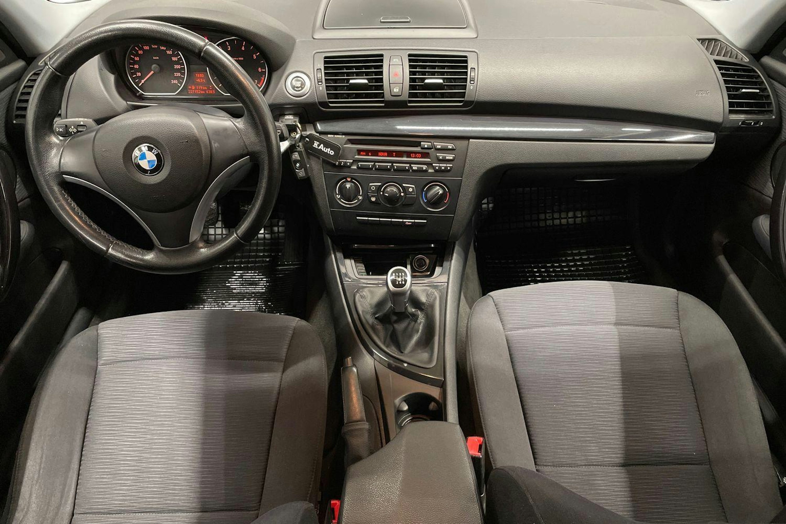 musta BMW 116 2011 kuva 9.
