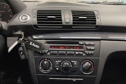 musta BMW 116 2011 kuva 16.