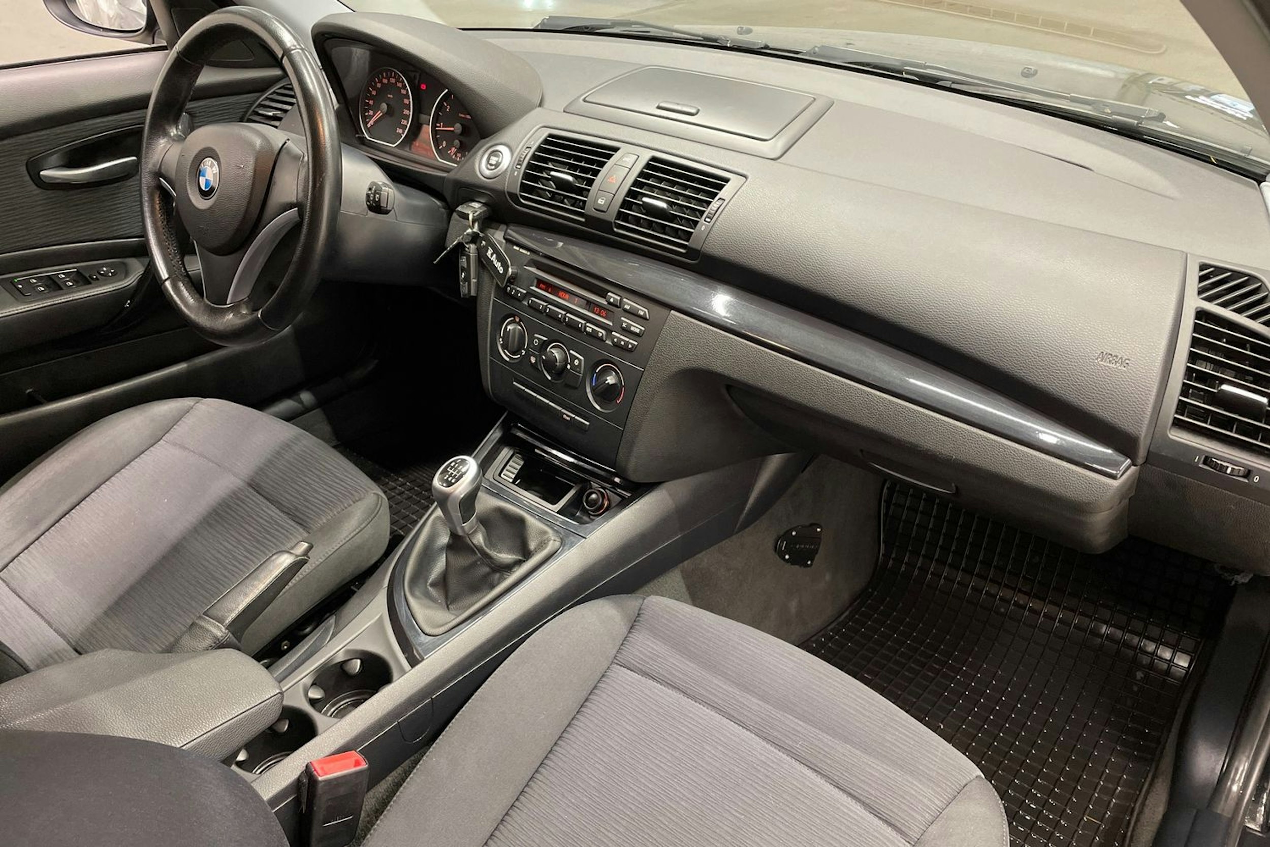 musta BMW 116 2011 kuva 22.