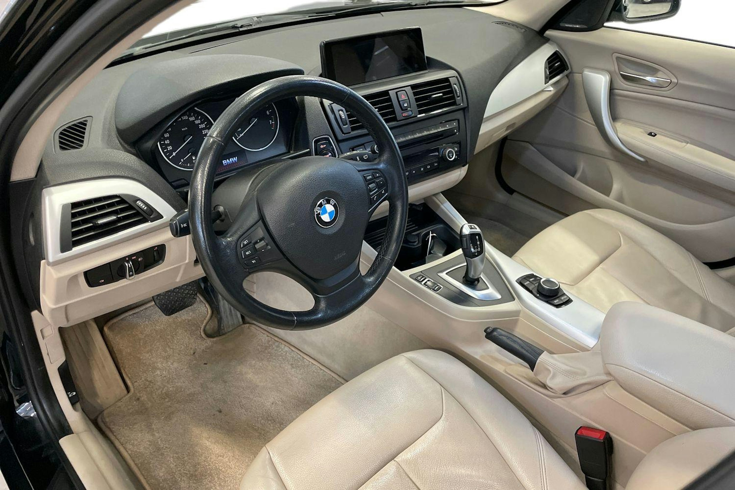 musta BMW 116 2011 kuva 6.