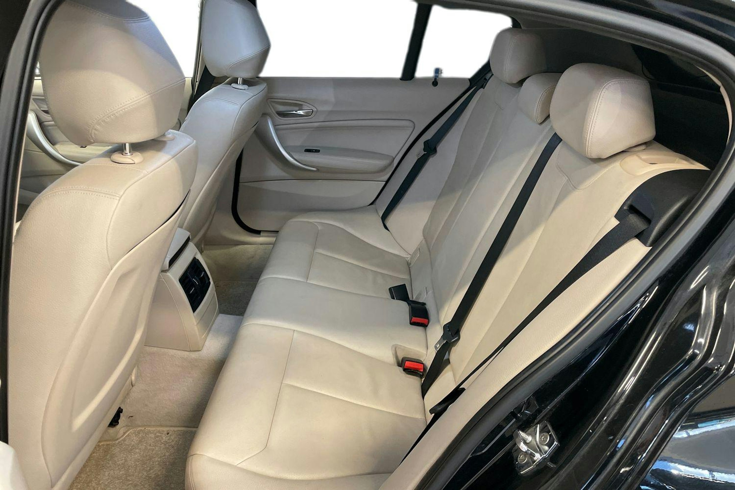 musta BMW 116 2011 kuva 8.