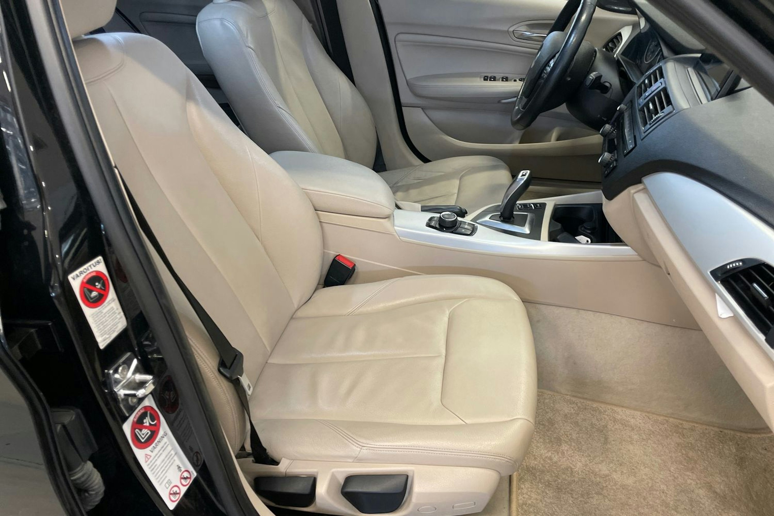 musta BMW 116 2011 kuva 12.