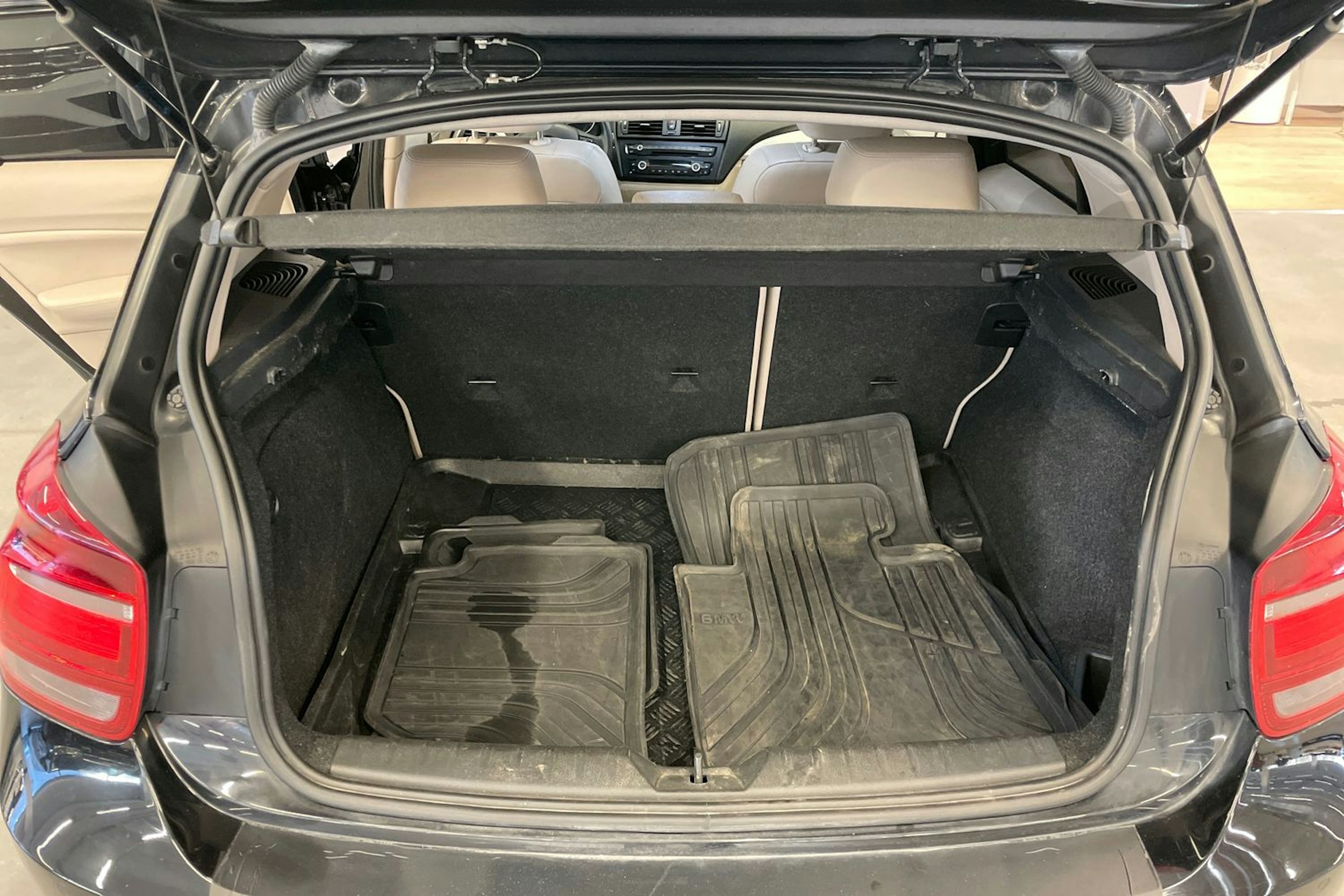 musta BMW 116 2011 kuva 13.