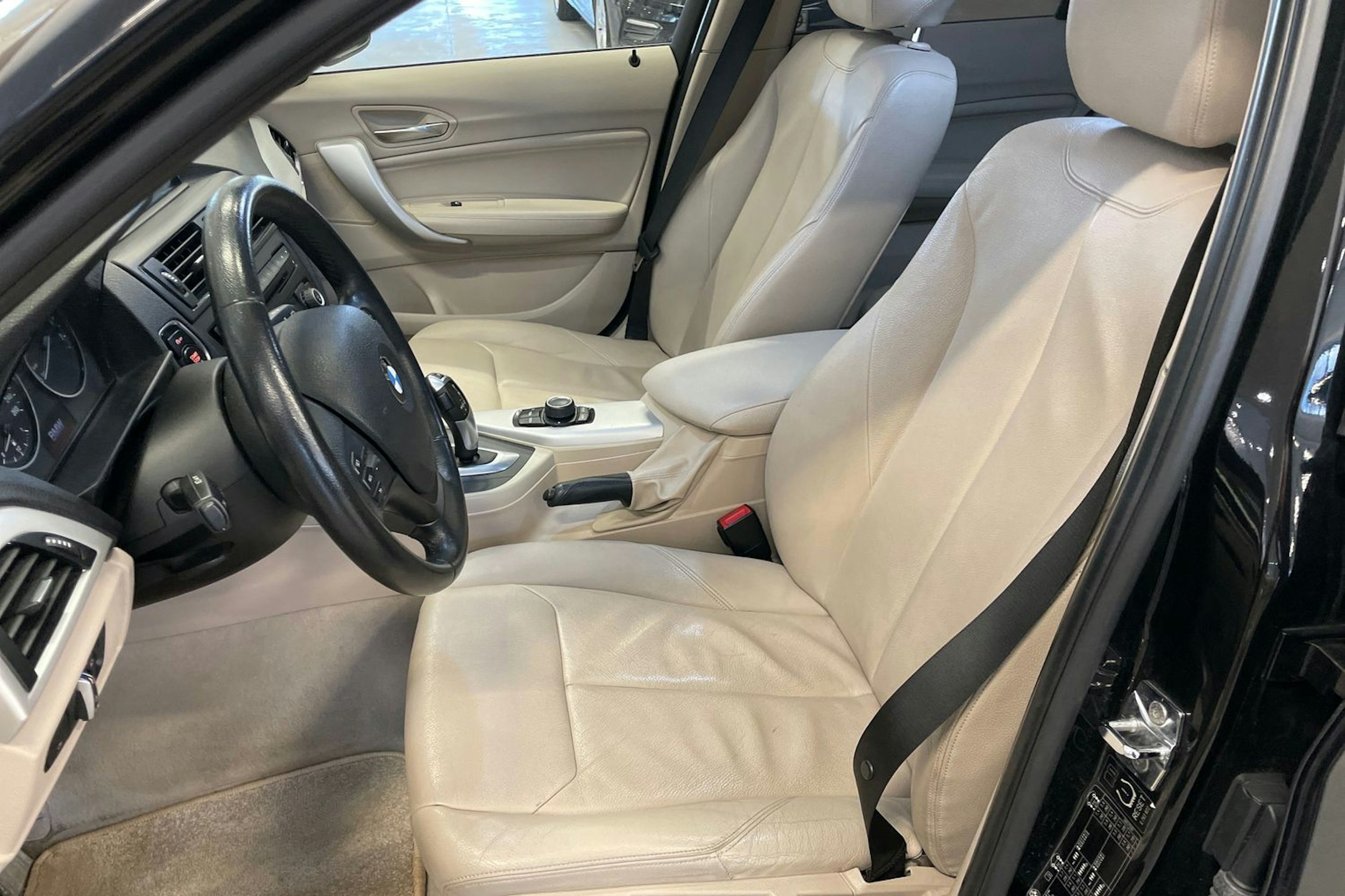 musta BMW 116 2011 kuva 15.