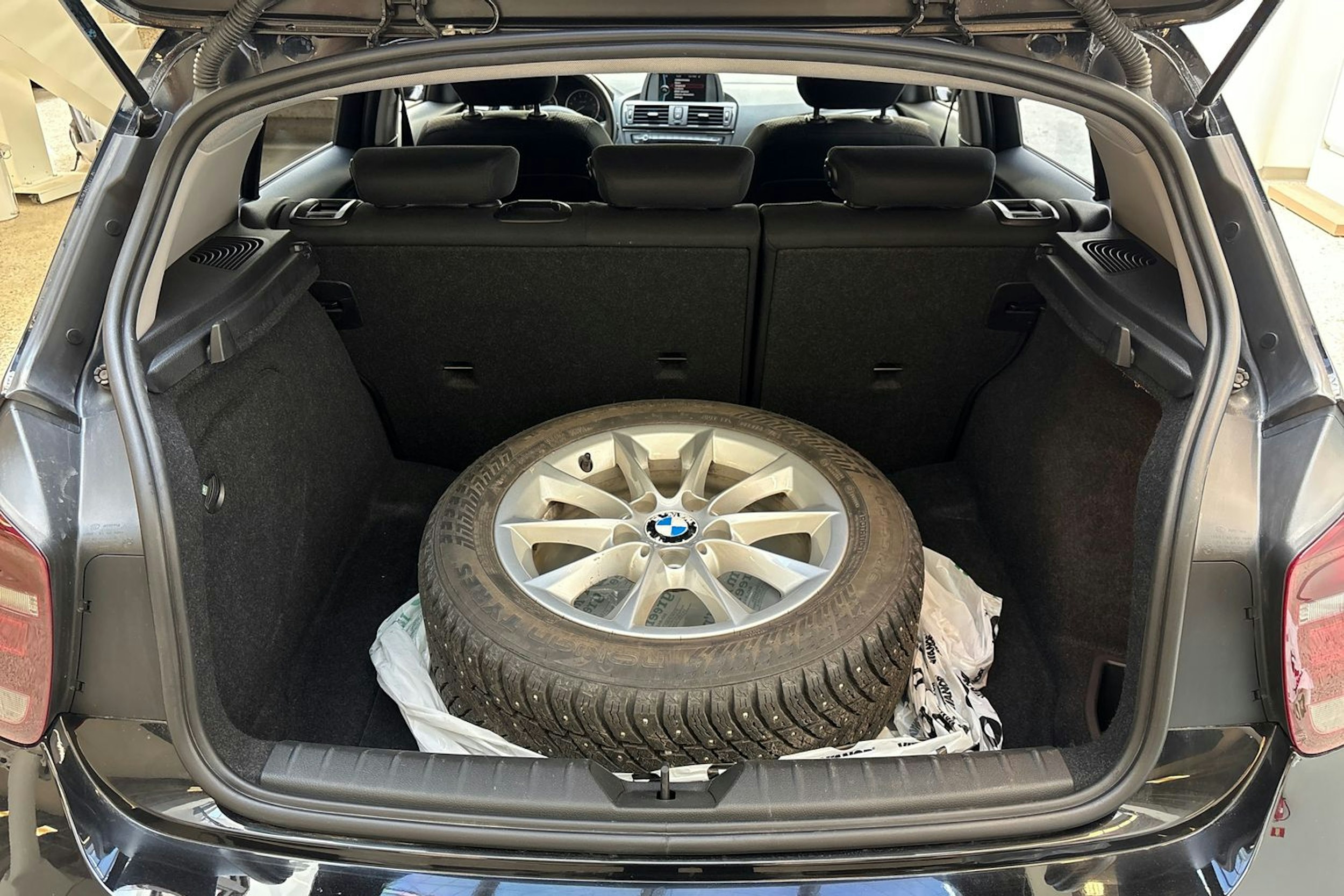 musta BMW 116 2012 kuva 15.
