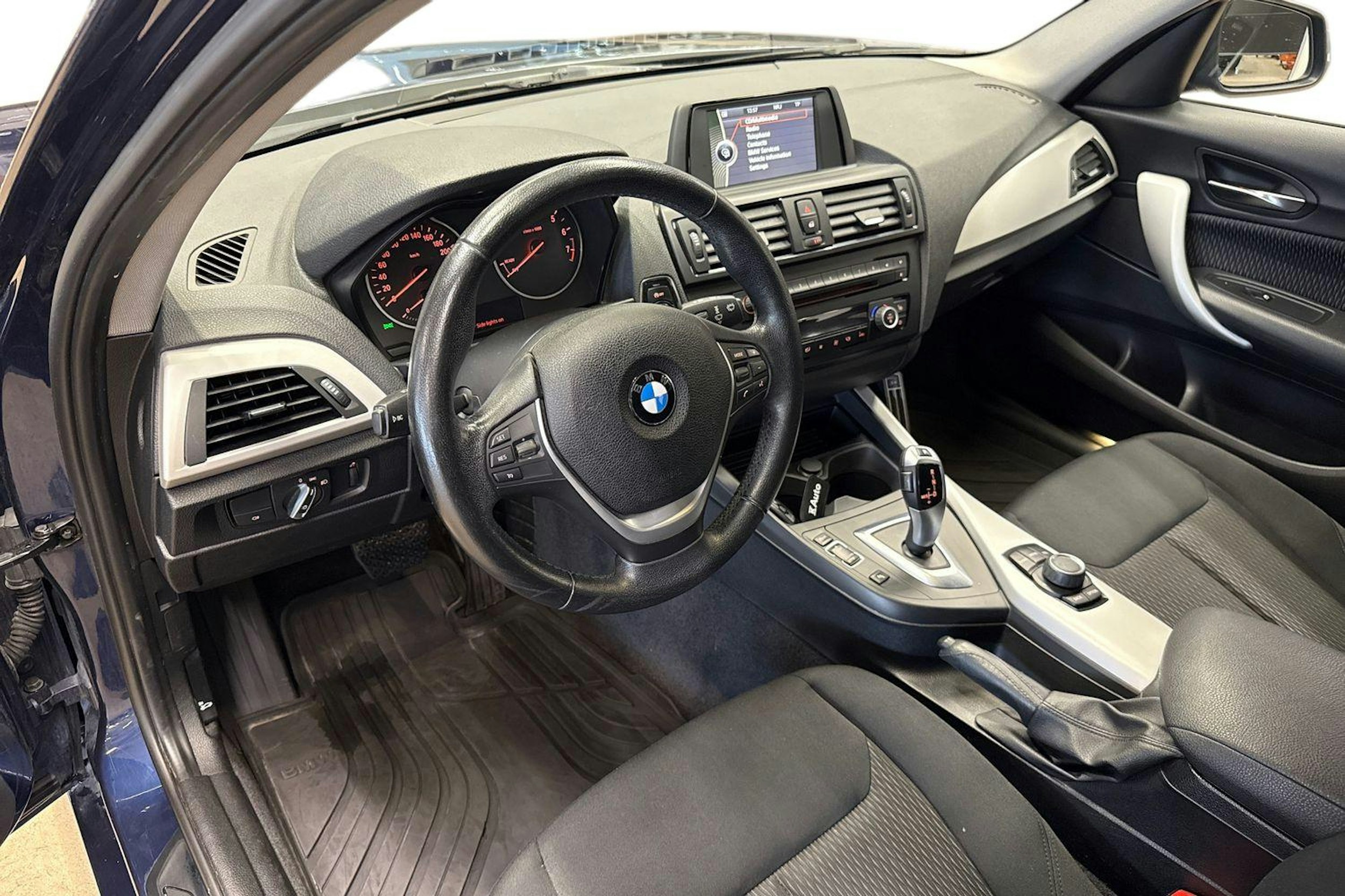 sininen BMW 116 2012 kuva 6.