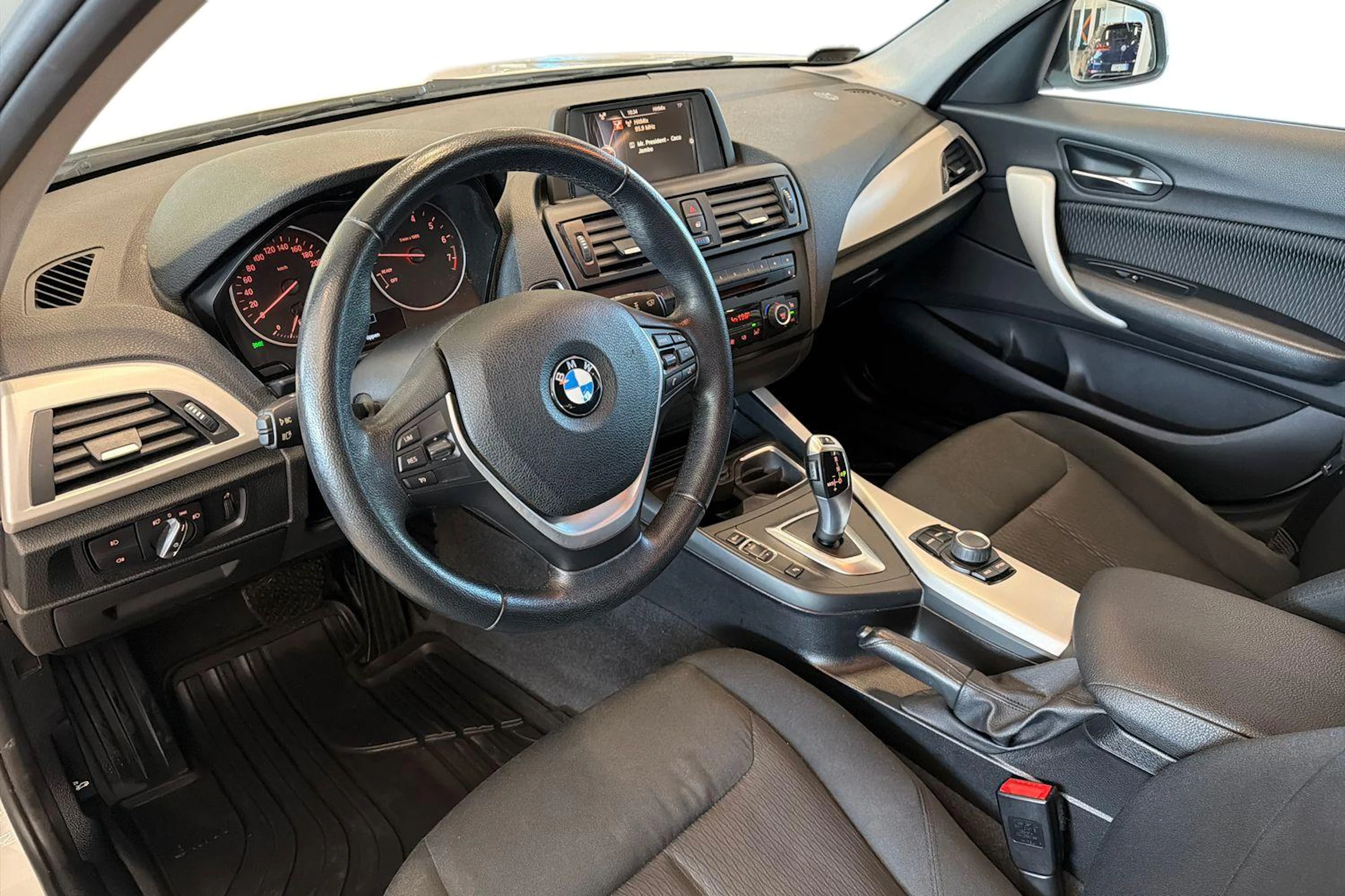 valkoinen BMW 116 2014 kuva 6.