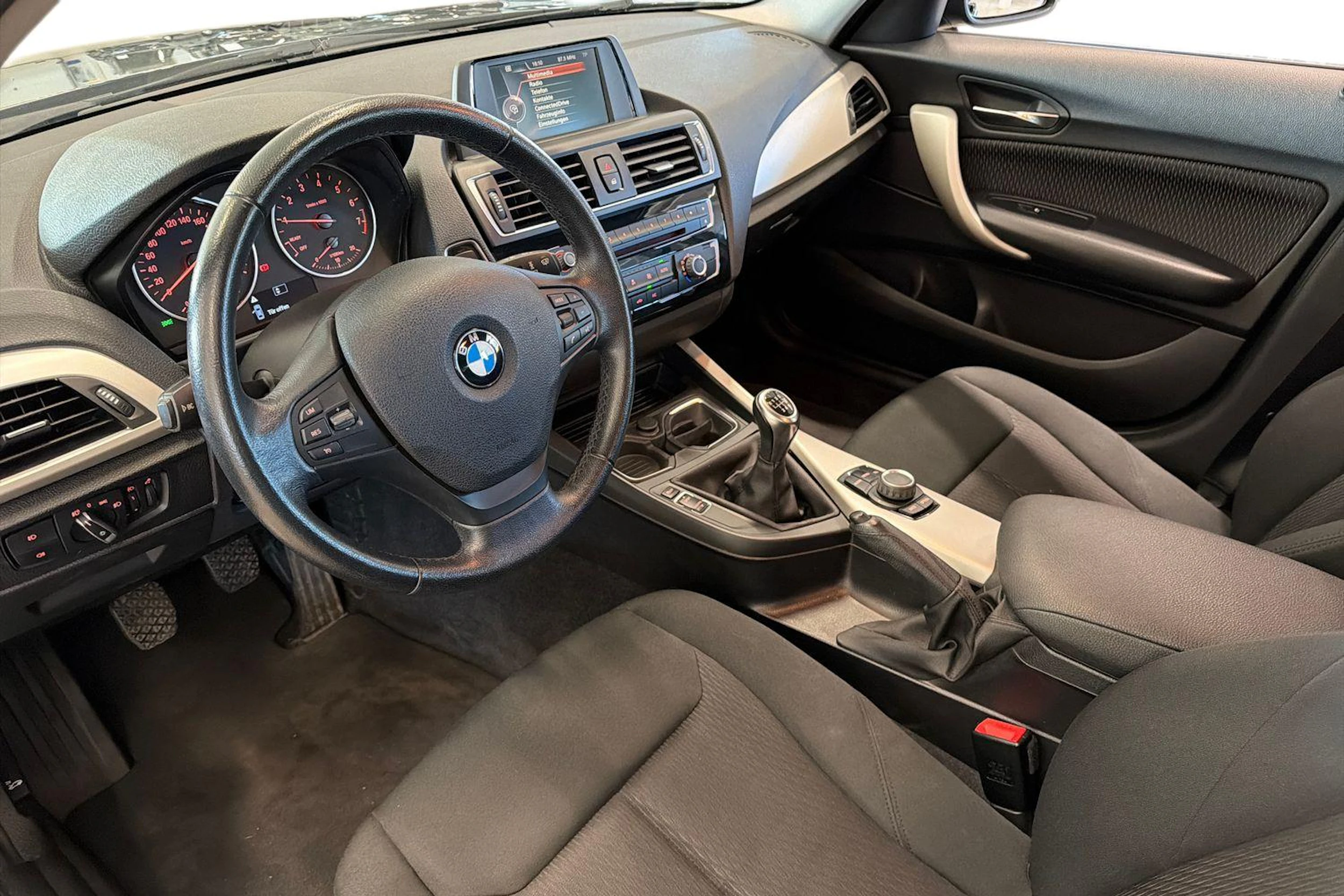 musta BMW 116 2015 kuva 6.