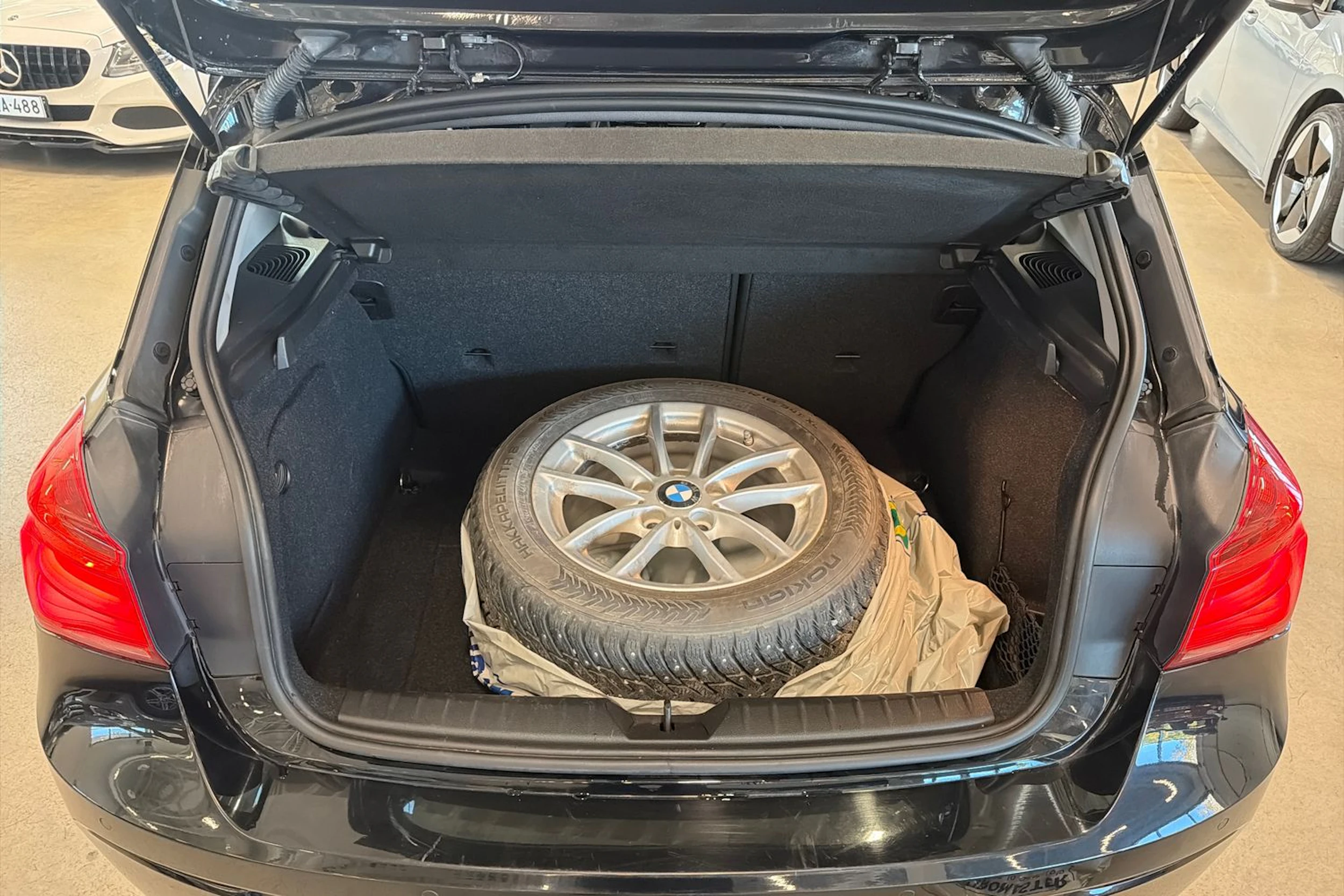 musta BMW 116 2015 kuva 11.